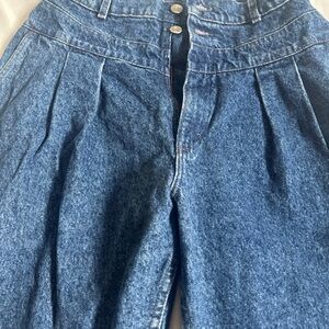 Lee’s women’s 1980 vintage pleated denim jeans bare back